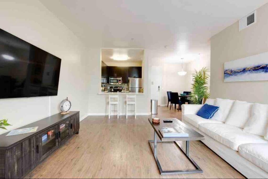 The Nest A Spacious 1 Bedroom Apartment With A Pool View Los Angeles Kültér fotó